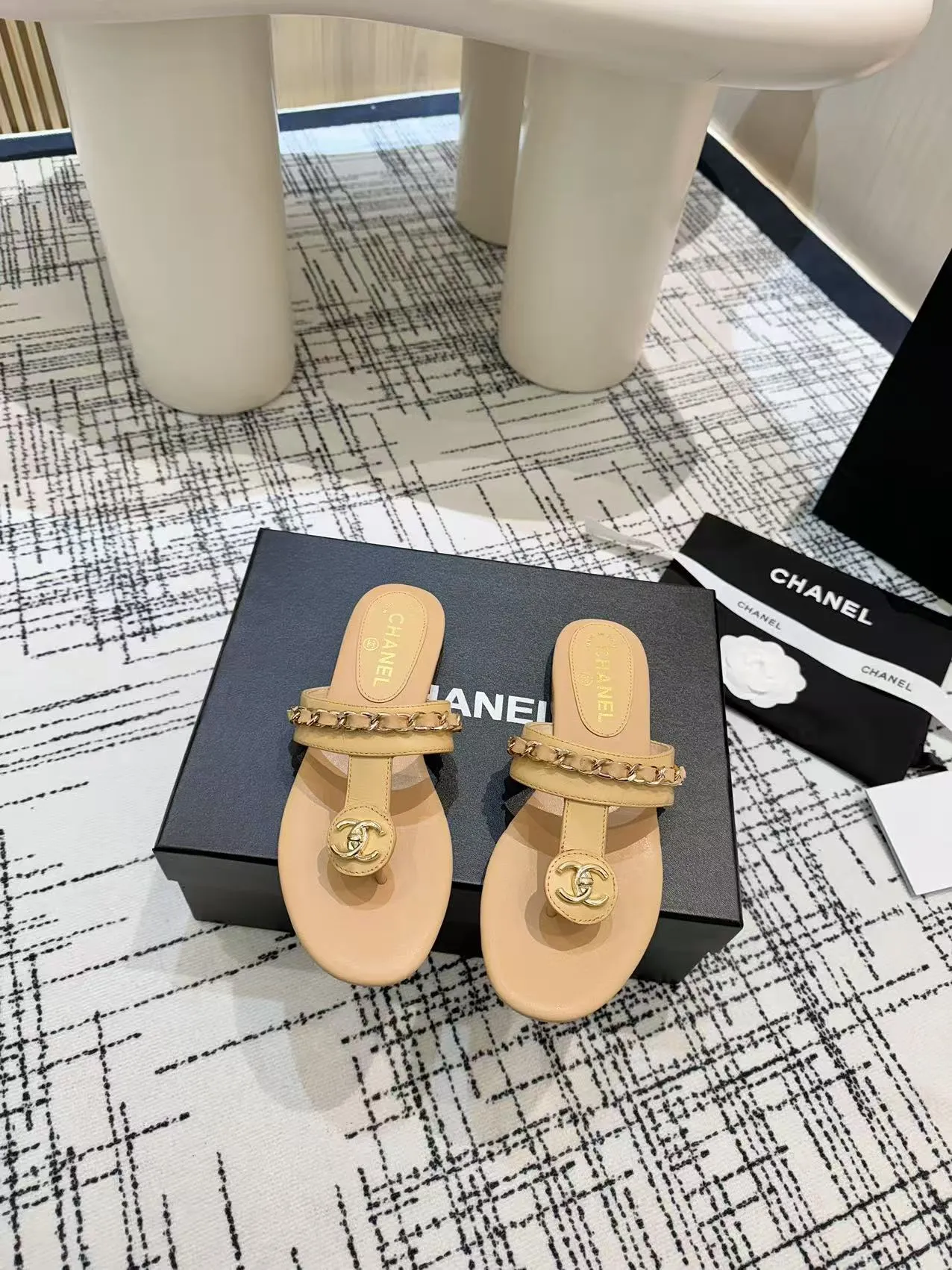 👟👟Ex-factory price 480👟👟 Top version Chanel Chanel - 2025 spring model, counter top double C sandals, this classic design; the extraordinary double C incorporates a variety of color elements... The diversified mix and match is very beautiful and versatile, very light on the foot, comfortable, super delicate and elegant, and can be used outdoors... ꫛꫀꪝ Go➫ Material: ❶Upper made of: Original imported sheepskin ❷Inner lining: Original sheepskin lining ❸Outsole based on: Original Italian genuine leather outsole Counter boutique packaging complete set for women 35–40 (customized for 41) 3 colors available (black, white, apricot)